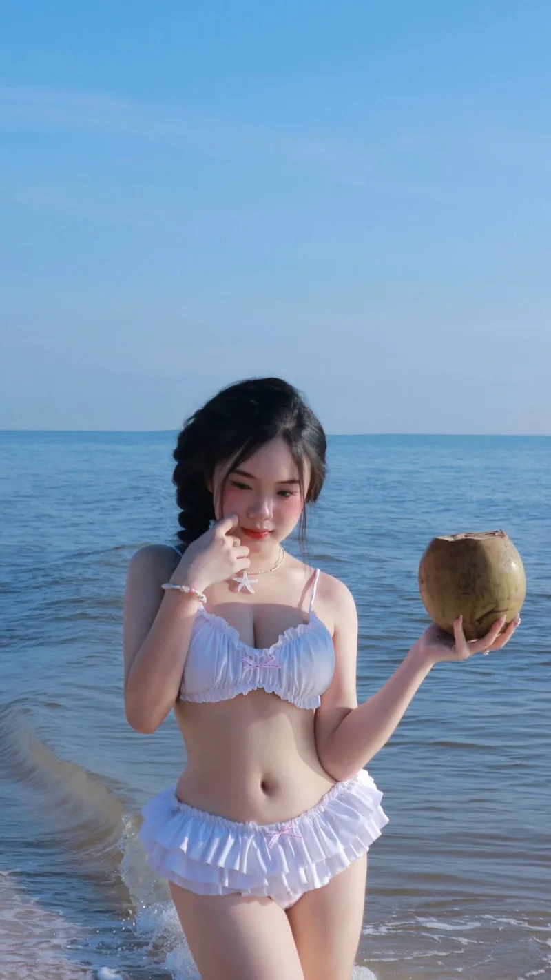 Cùng ngắm ảnh gái mang bikini nổi bật trên biển xanh