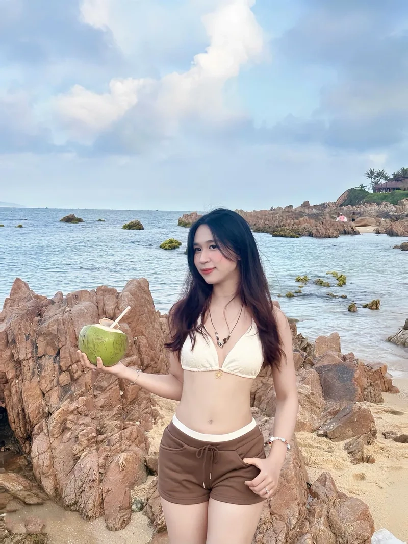 Hot trend hè với ảnh gái vn bikini trẻ trung năng động