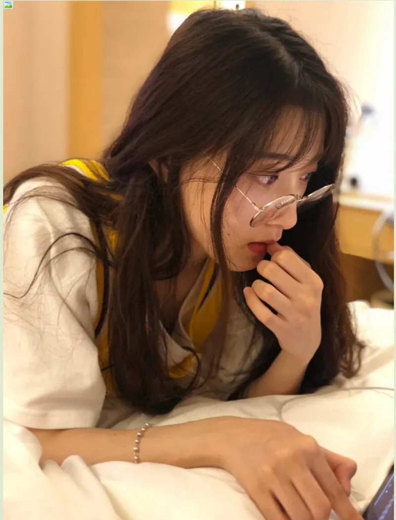 Nét đẹp tinh khôi đầy cuốn hút của Gái xinh đeo mắt kính