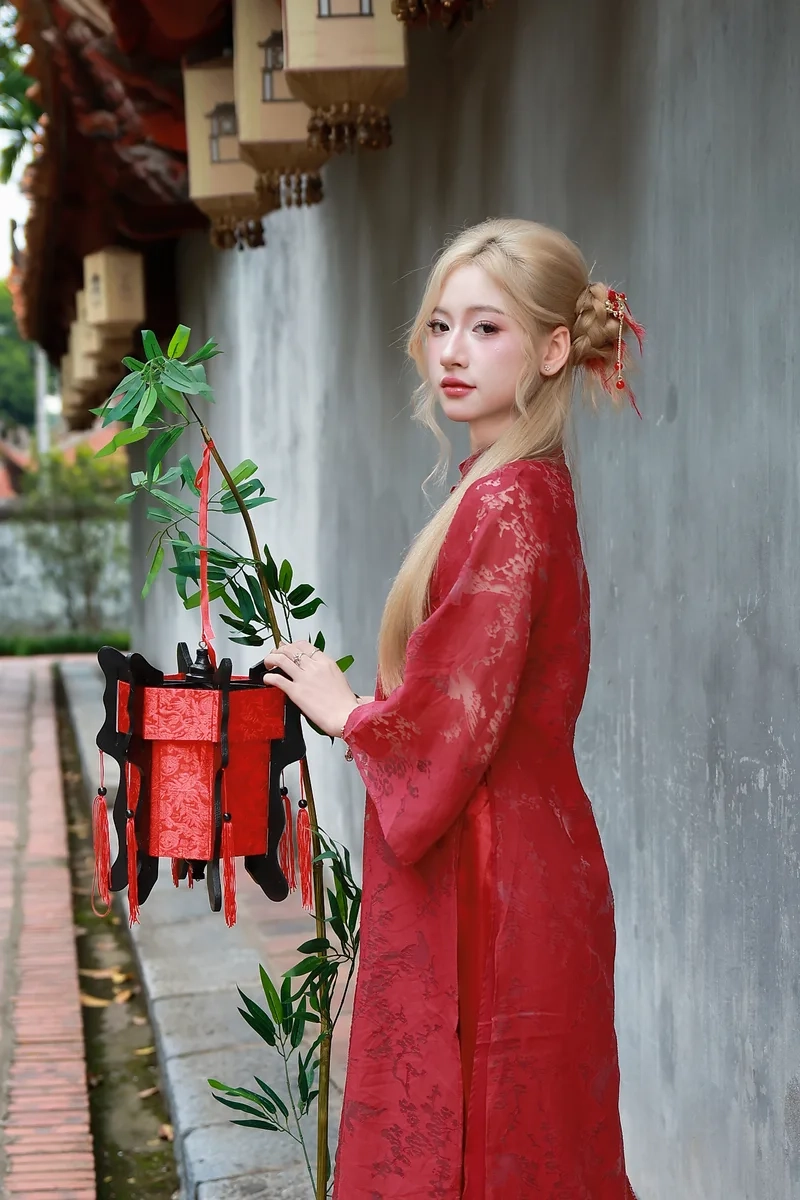 Vẻ đẹp thanh lịch hiện rõ qua Ảnh con gái mặc áo dài đẹp