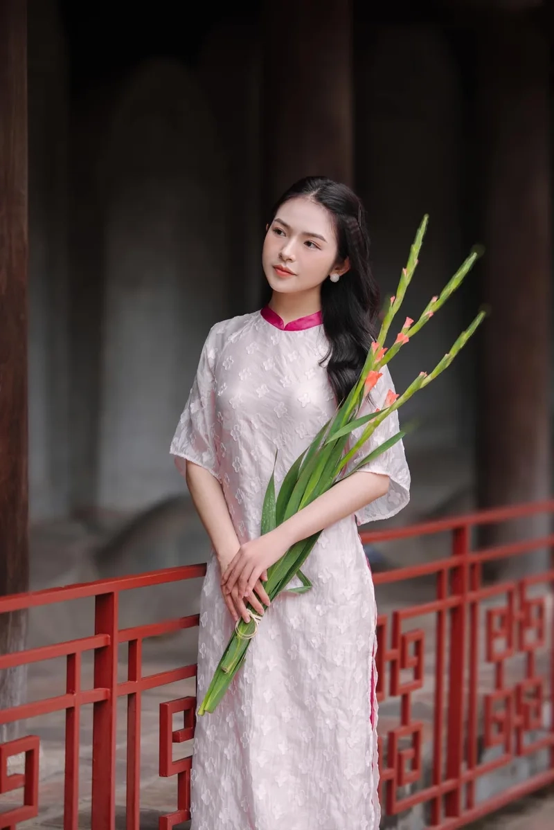 Vẻ đẹp thanh lịch hiện rõ qua Ảnh con gái mặc áo dài đẹp