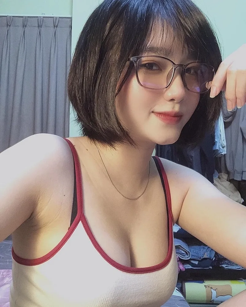 Điện thoại phong cách cùng Hình nền gái k7 đeo kính cho điện thoại